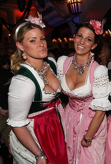 Auch dieses Jahr feierten 2.000 Gäste am Auftakt-Abend der Nacht der Tracht in Dirndl und Lederhosn ein rauschendes Fest im Löwenbräukeller! Bereits zum 12. Mal zapften die Veranstalter Wiesnwirt Christian Schottenhamel und Eventmanager Philip Greffenius beim traditionellen Anstich der Nacht der Tracht das erste Fass gekonnt mit nur zwei Schlägen an, und freuten sich über die gute Stimmung im Festsaal. Die Bilder!