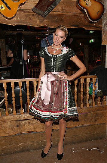 Giulia Siegel im Käferzelt.