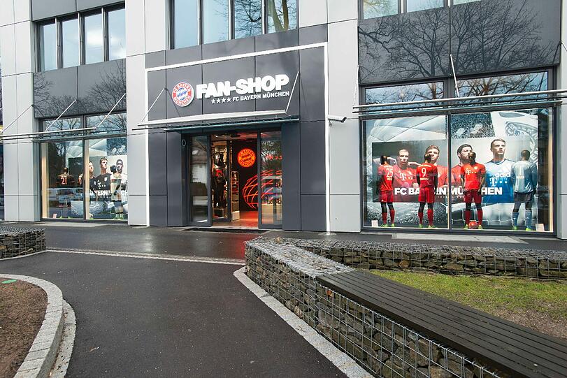 Der neugestaltete Fan-Shop in der Säbenerstraße wurde am Dienstag offiziell eröffnet. Die Bilder!