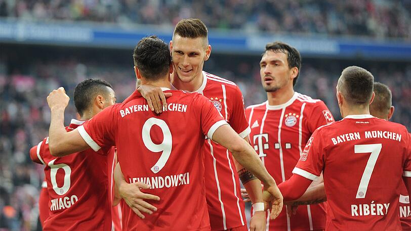 Gute Laune beim FC Bayern: Zum Wiesnstart hat der Serienmeister den Mainzern gleich vier Mal eingeschenkt. Hier gratuliert Süle Doppelpacker Lewandowski.