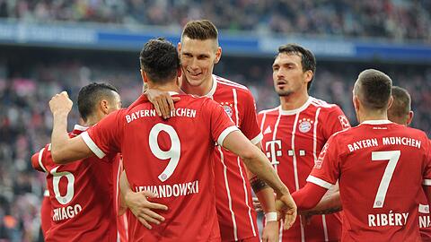 Gute Laune beim FC Bayern: Zum Wiesnstart hat der Serienmeister den Mainzern gleich vier Mal eingeschenkt. Hier gratuliert Süle Doppelpacker Lewandowski.