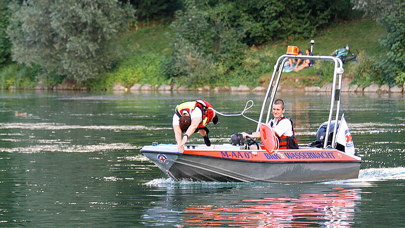 Etliche Einsatzkräfte der Wasserwacht haben den Fasaneriesee abgesucht. (Archivbild)