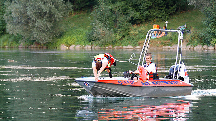 Ein Taucher der Wasserwacht konnte den 19-Jährigen nur noch tot bergen. (Archivbild)