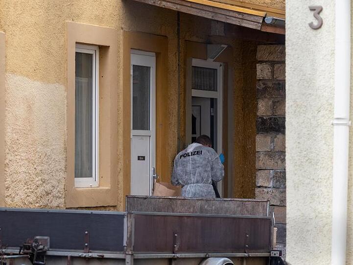 Ein Polizist der Spurensicherung sucht nach Hinweisen.