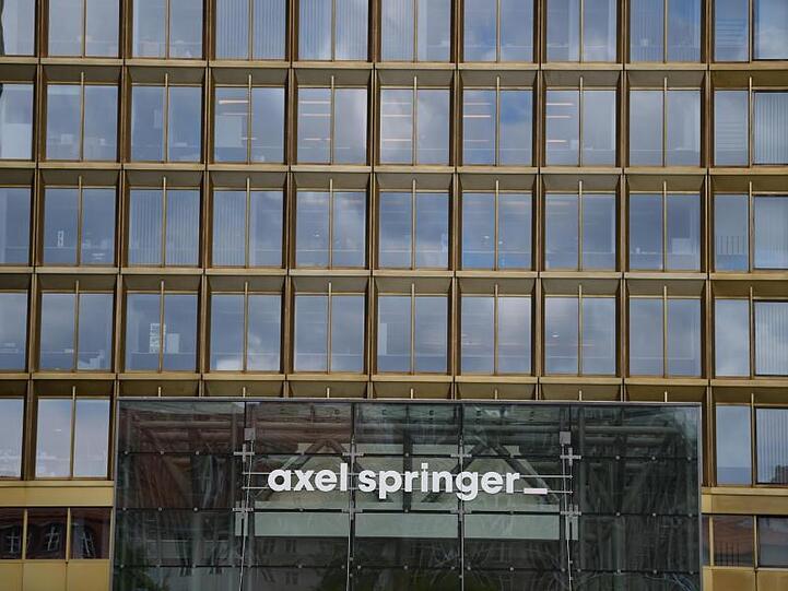 Der Eingang des Axel-Springer-Hochhauses in Berlin. Foto: Sven Braun/dpa/Archivbild