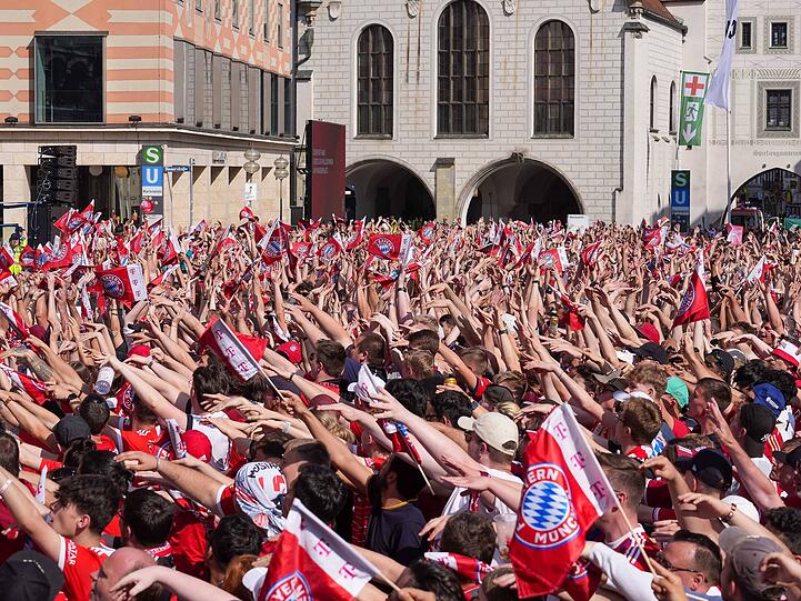 Die Loalo schwappt schon über den Marienplatz.
