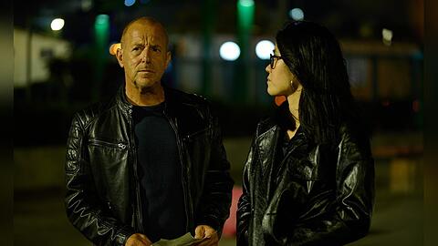 "Yvonne und der Tod": Lee Sooyoung (Kotbong Yang) will herausfinden, was Ingo Thiel (Heino Ferch) über die vermisste Yvonne Gaspers weiß.