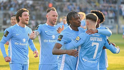 Feierten den nächsten Heimsieg gegen den SV Sandhausen: Die Löwen um Stürmer Patrick Hobsch.