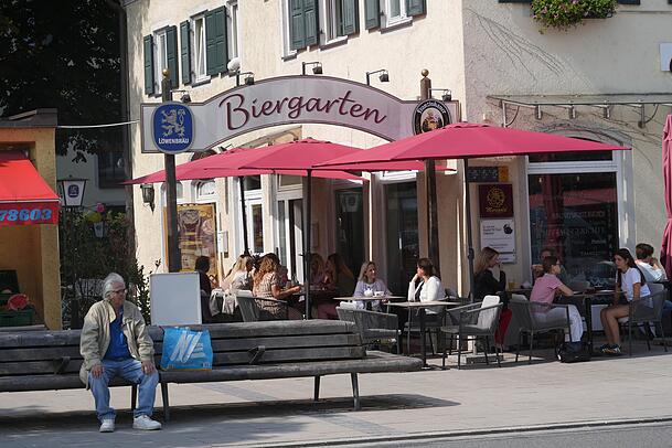 Am Mittwochvormittag wird schon viel draußen gesessen in Trudering. Am Mittwochvormittag wird schon viel draußen gesessen in Trudering.