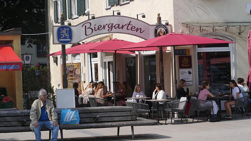Am Mittwochvormittag wird schon viel draußen gesessen in Trudering. Am Mittwochvormittag wird schon viel draußen gesessen in Trudering.