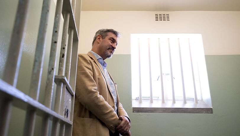 Markus Söder in der ehemaligen Zelle von Nelson Mandela. Markus Söder in der ehemaligen Zelle von Nelson Mandela.