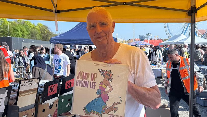 Verk&auml;ufer Dieter (78) bietet am Riesenflohmarkt Theresienwiese tausende Schallplatten aus seiner privaten Sammlung an &ndash; die f&uuml;r ihn "entbehrlichen". Darunter auch Sammlerst&uuml;cke.