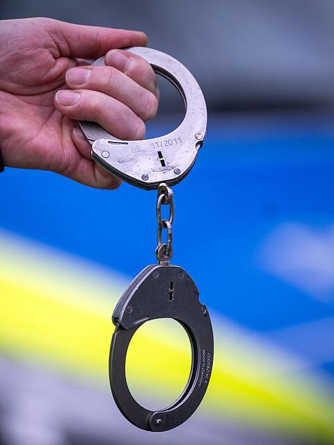 Die Polizei nahm in Pasing einen 42-J&auml;hrigen fest. Bis es soweit war, setzte sich der Mann jedoch heftig zur Wehr.(Symbolbild)