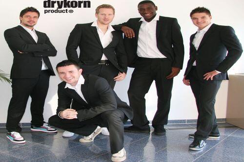 Alexander Ludwig (stehend, von links), Sascha Rösler, Peniel Mlapa, Aleksandar Ignjowski und Antonio Rukavina (unten) als Löwenmodels.