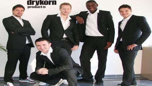 Alexander Ludwig (stehend, von links), Sascha Rösler, Peniel Mlapa, Aleksandar Ignjowski und Antonio Rukavina (unten) als Löwenmodels. Alexander Ludwig (stehend, von links), Sascha Rösler, Peniel Mlapa, Aleksandar Ignjowski und Antonio Rukavina (unten) als Löwenmodels.