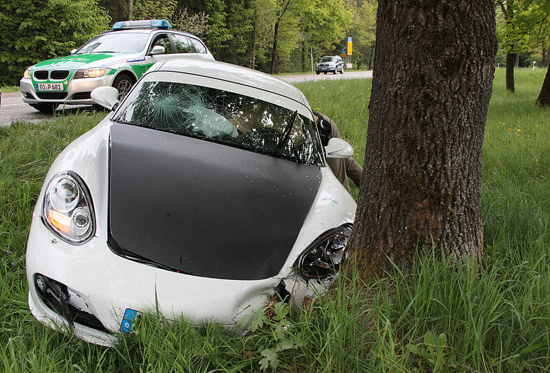 Dem Baum fehlt kaum was, nur etwas Rinde ist abgeschürft - der 85.000 Euro teure Cayman S von Porsche ist dagegen schwer beschädigt. Vermutlich durch einen Fahrfehler und durch Nässe auf der Fahrbahn fuhr ein Mann seinen Porsche Cayman S zwischen Ampfing und Waldkraiburg direkt am Kino gegen einen Baum.