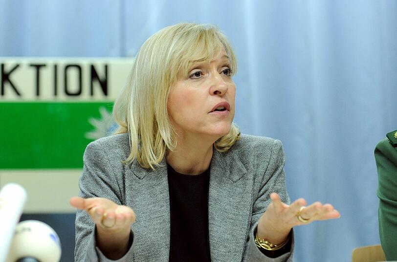 Betroffenheit bei Justizministerin Beate Merk und dem Münchner Generalstaatsanwalt Christoph Strötz auf der Pressekonferenz am Mittwochabend in Dachau: Der Mörder des erschossenen Staatsanwalts war im Gericht nicht auf Waffen kontrolliert worden. So hatte er eine illegale Waffe mit in den Gerichtssaal schmuggeln können.