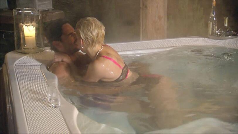 Heißer Kuss im Dampfbad mit der Ex-Pornodarstellerin: Beim Dream Date in den Schweizer Alpen kommen Melanie und Bachelor Jan sich im Jacuzzi näher.
