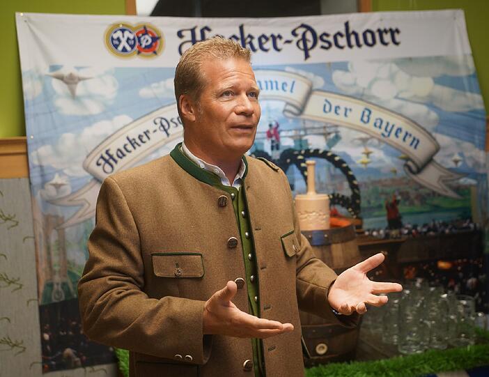 Andreas Steinfatt spricht zur Wiesnbierprobe.