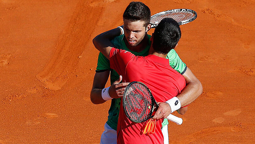 Der 22 Jahre alte Vesely (hinten) landete gegen Djokovic seinen ersten Sieg gegen einen Top-Ten-Spieler überhaupt. Der 22 Jahre alte Vesely (hinten) landete gegen Djokovic seinen ersten Sieg gegen einen Top-Ten-Spieler überhaupt.