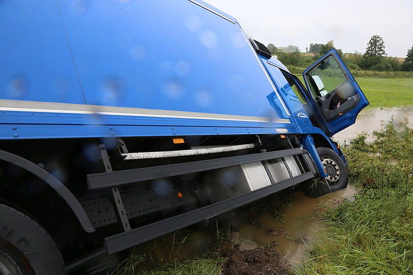 Ein Lkw kommt ins Schleudern und landet im Straßengraben. Die Bilder vom Unfallort.