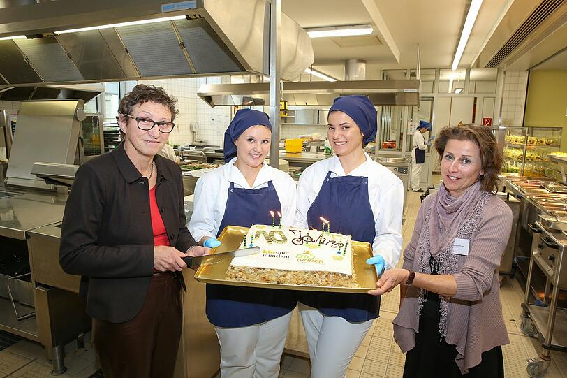 Torte zum Biostadt-Jubiläum: Beatrix Zurek (l.) und Stephanie Weigel(r.) mit den Studentinnen Andrea Riederer und Donika Januzi