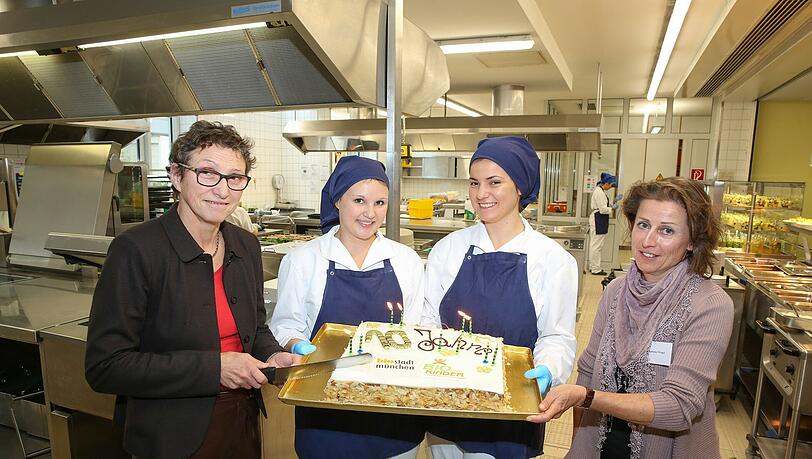 Torte zum Biostadt-Jubiläum: Beatrix Zurek (l.) und Stephanie Weigel(r.) mit den Studentinnen Andrea Riederer und Donika Januzi Torte zum Biostadt-Jubiläum: Beatrix Zurek (l.) und Stephanie Weigel(r.) mit den Studentinnen Andrea Riederer und Donika Januzi