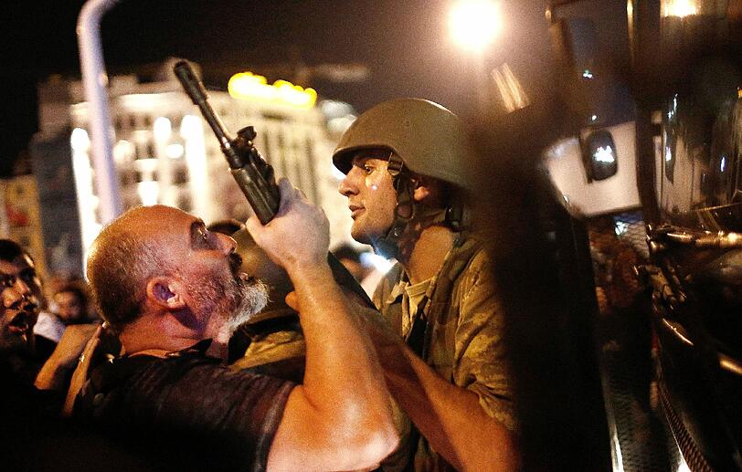 Aufruhr in der Türkei, nachdem das Militär versucht hatte, sich in einer Nacht-und-Nebel-Aktion an die Macht zu putschen. Daraufhin verhaften türkische Polizisten am 16. Juli türkische Soldaten auf dem Taksim Platz in Istanbul.