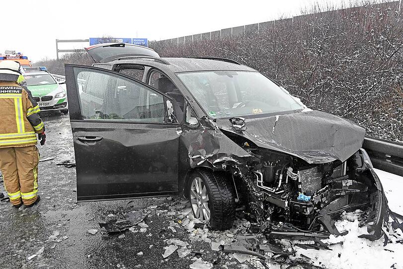 Der Gefahrgut-Unfall sorgte für einen langen Stau auf der A99. Die Bilder.