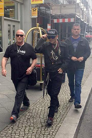 Johnny Depp wirkt ausgemergelt und blass, als er in Berlin ankommt.