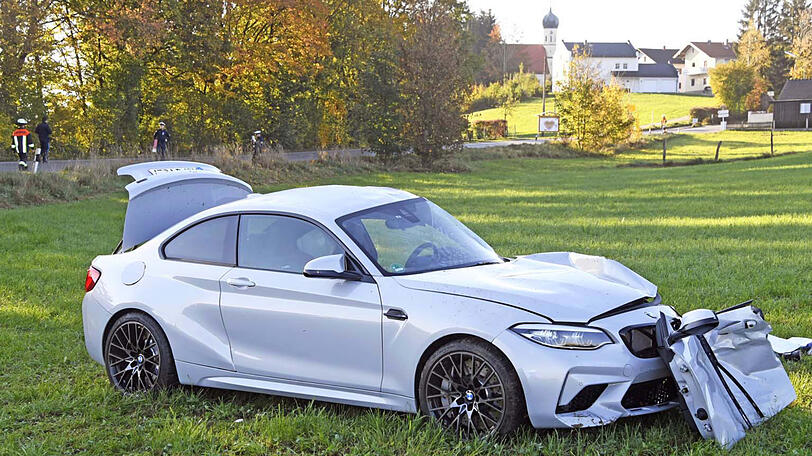 Der BMW kam von der Straße ab, prallte gegen einen Baum und landete schließlich auf einer Wiese. Die Einsatzkräfte konnten nur noch den Tod des Fahrers feststellen.