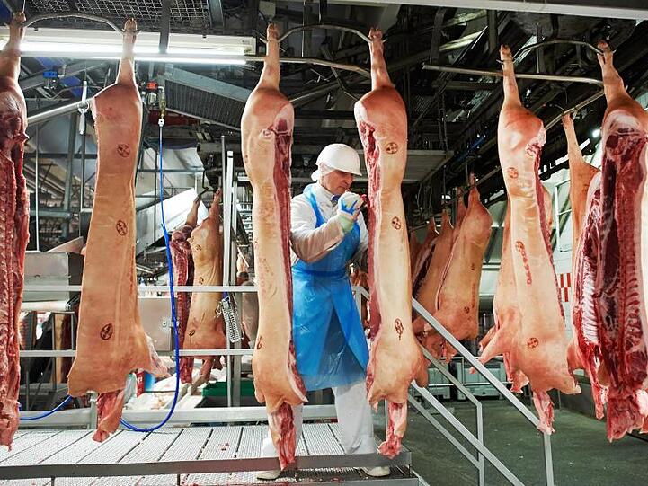 Tönnies-Mitarbeiter in Rheda-Wiedenbrück dürfen wieder schlachten.