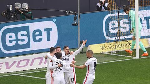 Frankfurts Stürmer André Silva (33) feiert die 1:0-Führung in Dortmund mit den Mannschaftskollegen.