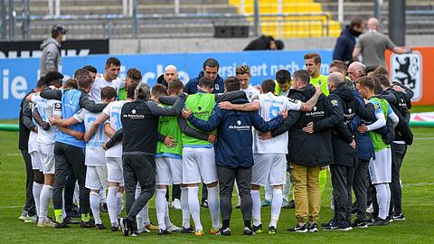 "Positiv bleiben": Sechzig-Coach Michael Köllner ruft seine Spieler nach Abpfiff zusammen, um sie auf das Saisonfinale einzuschwören.