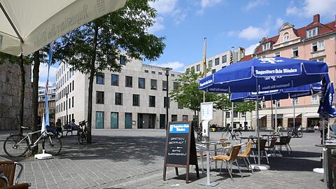 Bitte Platz nehmen: Urban am Jakobsplatz, lauschig im Innenhof.