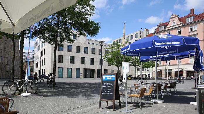 Bitte Platz nehmen: Urban am Jakobsplatz, lauschig im Innenhof.