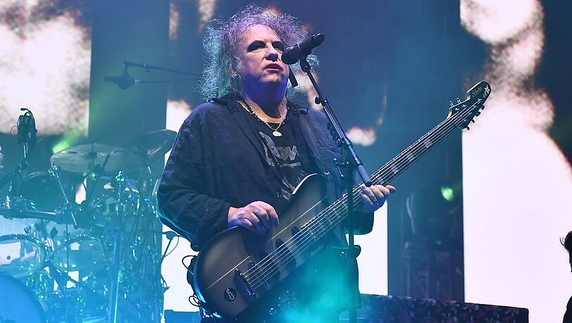 Robert Smith von The Cure vor einigen Jahren in London auf der Bühne.