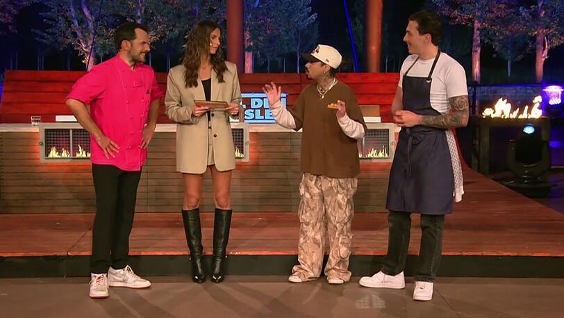 Zum Hauptgang brachte Bauer Verstärkung mit: Steffen Hensslers "The Taste"-Entdeckung und Mitarbeiter Antonio "Toni" Zaza (rechts). Damit nicht genug, überredeten die beiden Henssler zu einer haarigen Wette. Zum Hauptgang brachte Bauer Verstärkung mit: Steffen Hensslers "The Taste"-Entdeckung und Mitarbeiter Antonio "Toni" Zaza (rechts). Damit nicht genug, überredeten die beiden Henssler zu einer haarigen Wette.