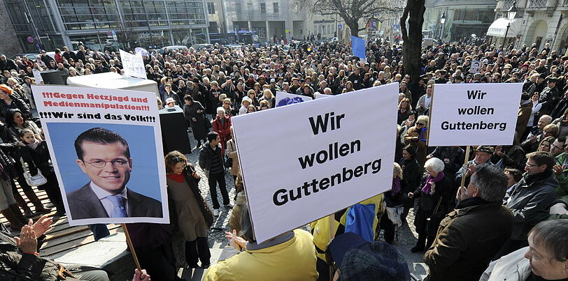 Die Münchner bezogen Stellung - für oder gegen Guttenberg - manchmal war das nicht eindeutig erkennbar.