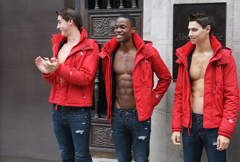 Von links: Den Models Billy (22) und Alex (22) aus London und ihrem Kollegen Nick (21) aus Pittsburgh/USA gefällt München sehr. "Wir waren auf dem Olympiaturm und in der Frauenkirche, das war wirklich beeindruckend", sagt Billy. Auch der Englische Garten hat allen dreien sehr gefallen.