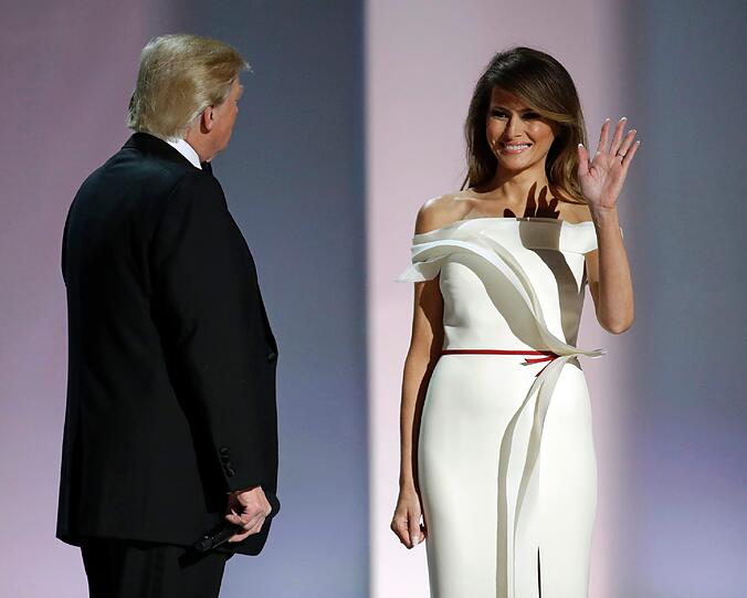 Melania kam in einem hell cremefarbenen schulterfreien hochgeschlitzten Kleid.