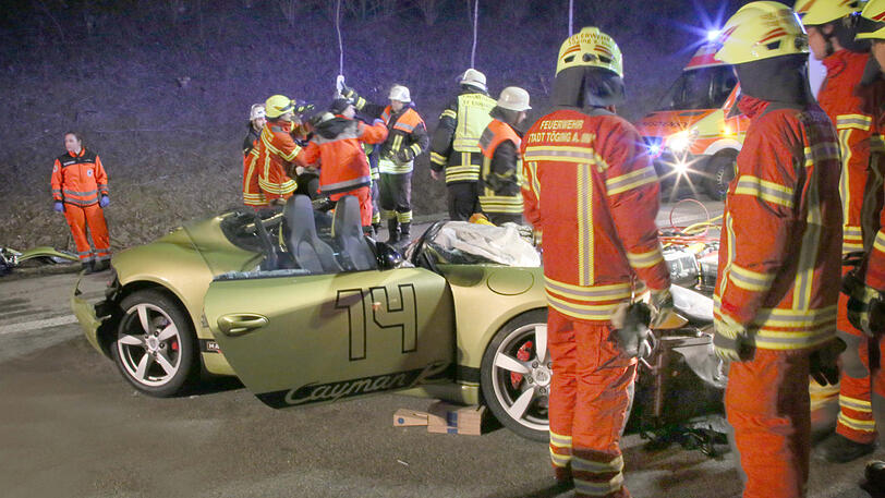 Die beiden Sportwagen sind Schrott, die A94 gleicht einem Trümmerfeld. Die Bilder vom schweren Unfall am Samstagabend.