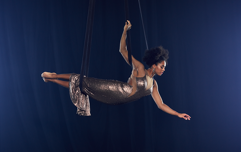 Menschen im Hotel: Das Programm des Cirque Eloize im Deutschen Theater.