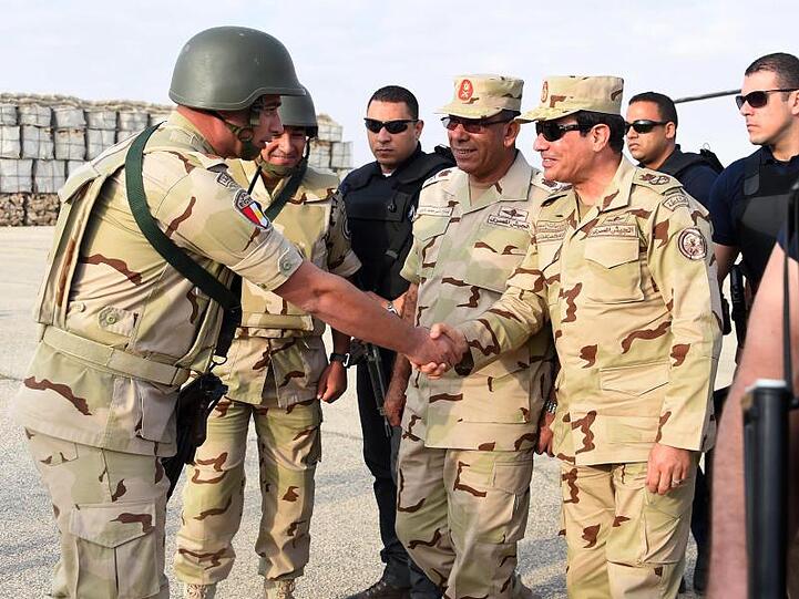 Ägyptens Präsident Al-Sisi im Sommer 2015 bei einem Besuch von Soldaten auf der Sinai-Halbinsel.