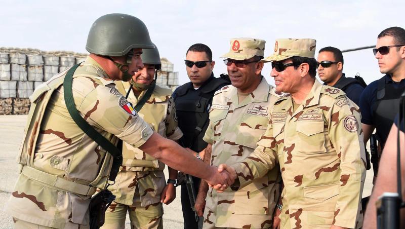 Ägyptens Präsident Al-Sisi im Sommer 2015 bei einem Besuch von Soldaten auf der Sinai-Halbinsel. Ägyptens Präsident Al-Sisi im Sommer 2015 bei einem Besuch von Soldaten auf der Sinai-Halbinsel.