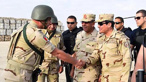 Ägyptens Präsident Al-Sisi im Sommer 2015 bei einem Besuch von Soldaten auf der Sinai-Halbinsel.
