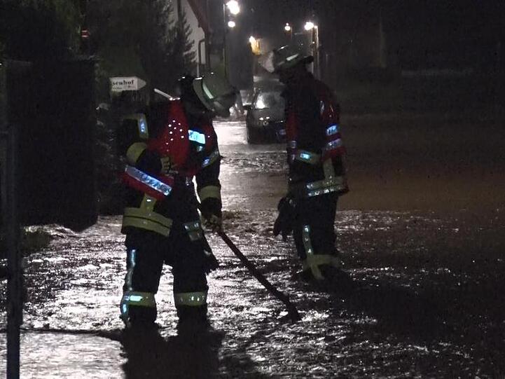 Heftige Unwetter haben in der Nacht zu Sonntag in Thüringen Straßen überflutet und Keller unter Wasser gesetzt.