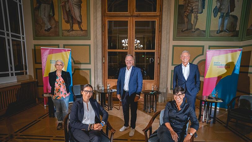 Barbara Mundel (Intendantin der Kammerspiele, links hinten), Anna Kleeblatt (Verband Münchner Kulturveranstalter), Wolfgang Heubisch, Carola Kupfer (Bayerischen Landesverband der Kultur- und Kreativwirtschaft) und Hans-Jürgen Drescher (Präsident der Bayerischen Theaterakademie) im Akademiesaal des Maximilianeums.