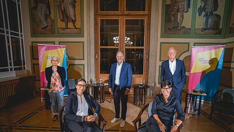 Barbara Mundel (Intendantin der Kammerspiele, links hinten), Anna Kleeblatt (Verband Münchner Kulturveranstalter), Wolfgang Heubisch, Carola Kupfer (Bayerischen Landesverband der Kultur- und Kreativwirtschaft) und Hans-Jürgen Drescher (Präsident der Bayerischen Theaterakademie) im Akademiesaal des Maximilianeums.