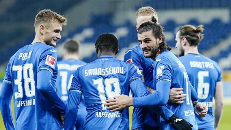 Hoffenheims Torschütze Florian Grillitsch (2.v.r.) jubelt mit Mannschaftskollegen über sein Tor zum 2:1 gegen den FC Augsburg.